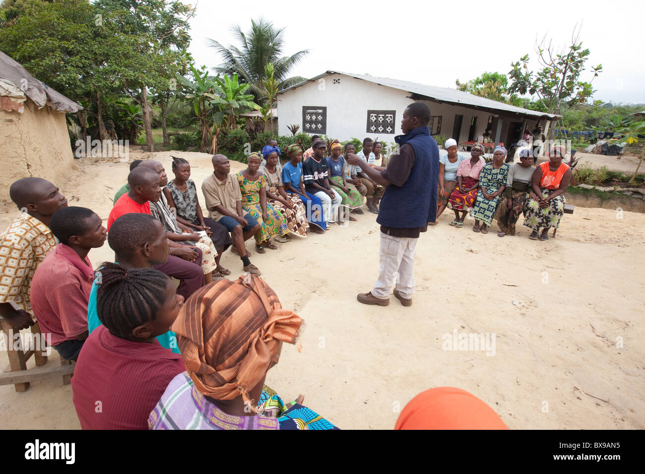Gli abitanti di un villaggio di partecipare a un incontro di comunità nella città di Kakata, Liberia, Africa occidentale. Foto Stock