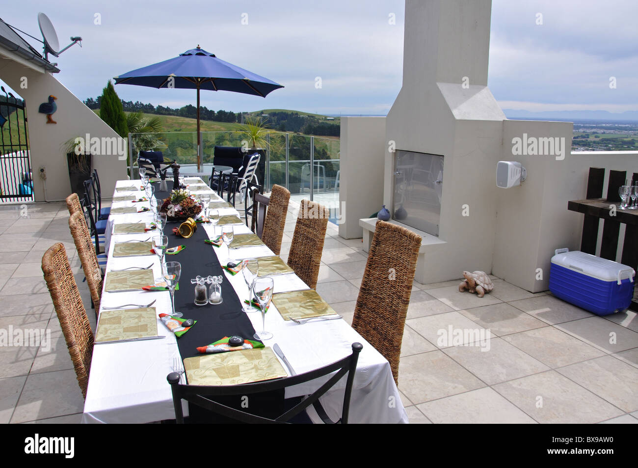 Casa terrazzo con tavolo impostazione, Cashmere Hills, Christchurch, Canterbury, Isola del Sud, Nuova Zelanda Foto Stock