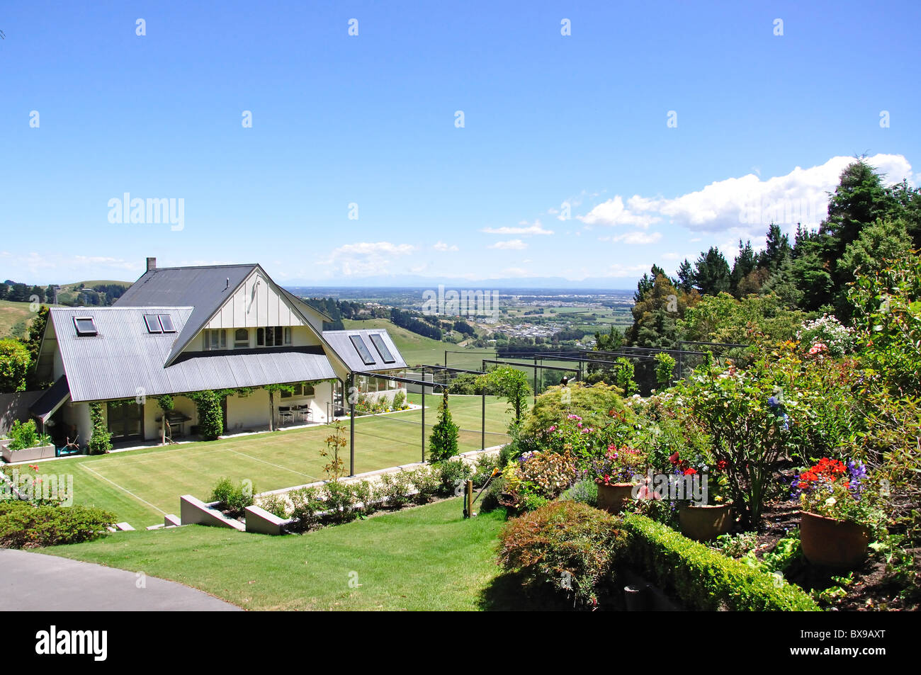Casa e giardino con vista di Canterbury Plains, Cashmere Hills, Christchurch, Canterbury, Isola del Sud, Nuova Zelanda Foto Stock