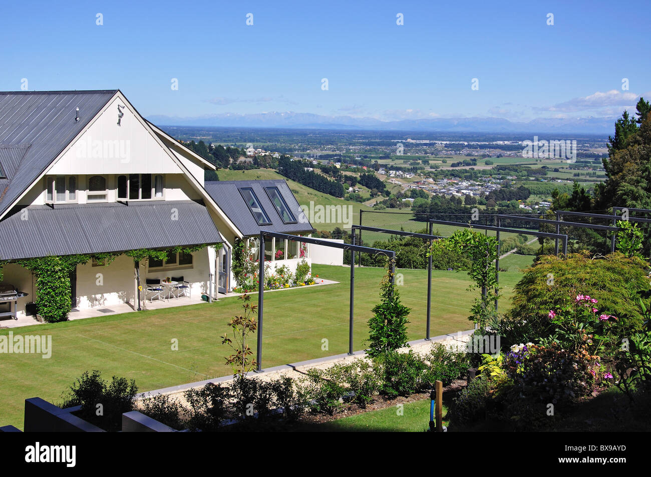 Casa e giardino con vista di Canterbury Plains, Cashmere Hills, Christchurch, Canterbury, Isola del Sud, Nuova Zelanda Foto Stock