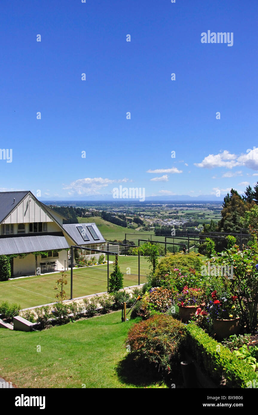Casa e giardino con vista di Canterbury Plains, Cashmere Hills, Christchurch, Canterbury, Isola del Sud, Nuova Zelanda Foto Stock