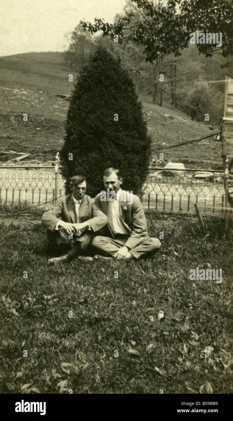 Fratelli vicino ritratto amici amici due persone uomo moda 1930 1920s hedge bush Foto Stock