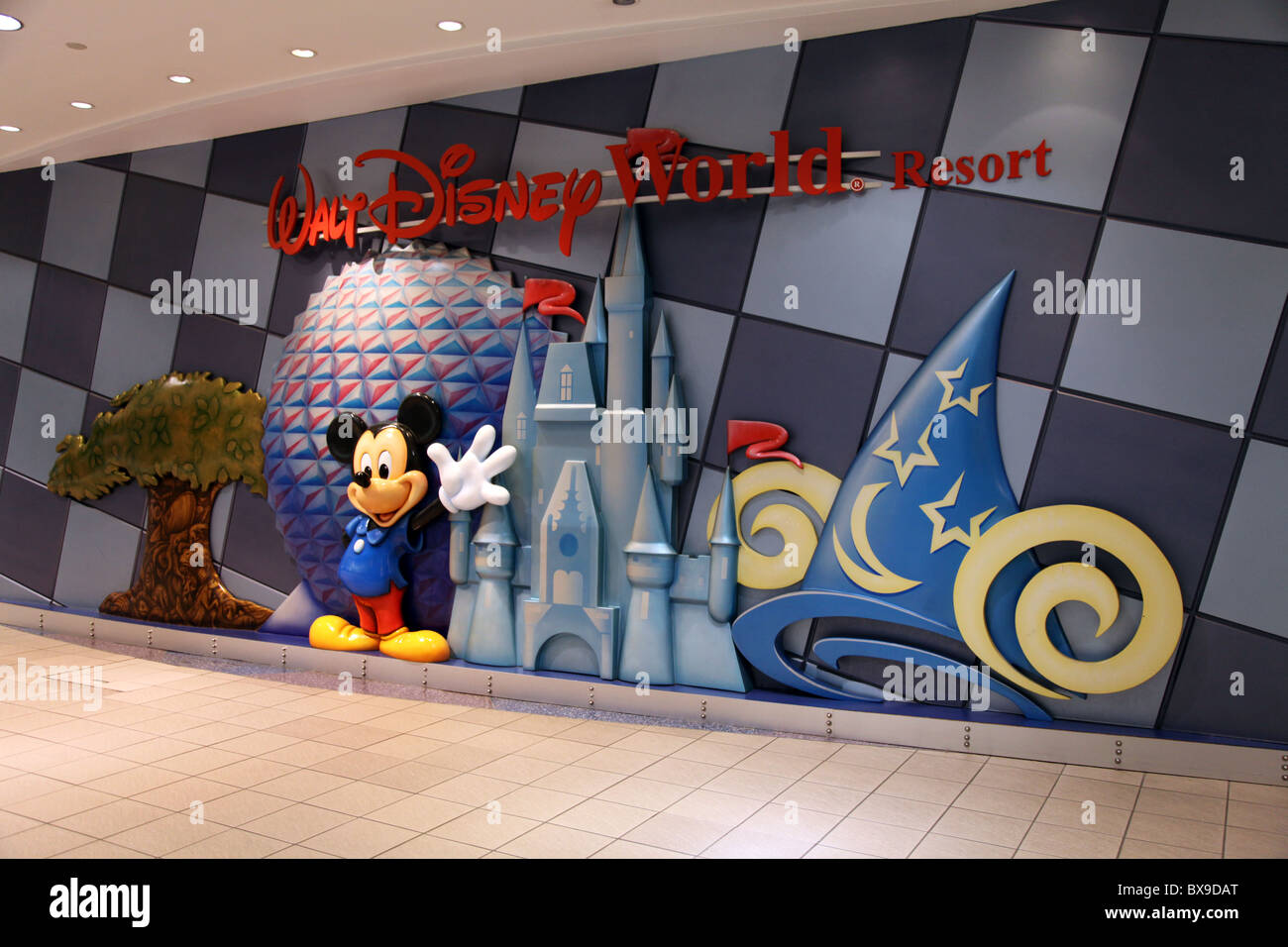 Mickey Mouse onde ho -- Walt Disney Logo, Aeroporto Internazionale di Orlando, Epcot, Castello, scultura in rilievo che accoglie i visitatori a MCO. Foto Stock