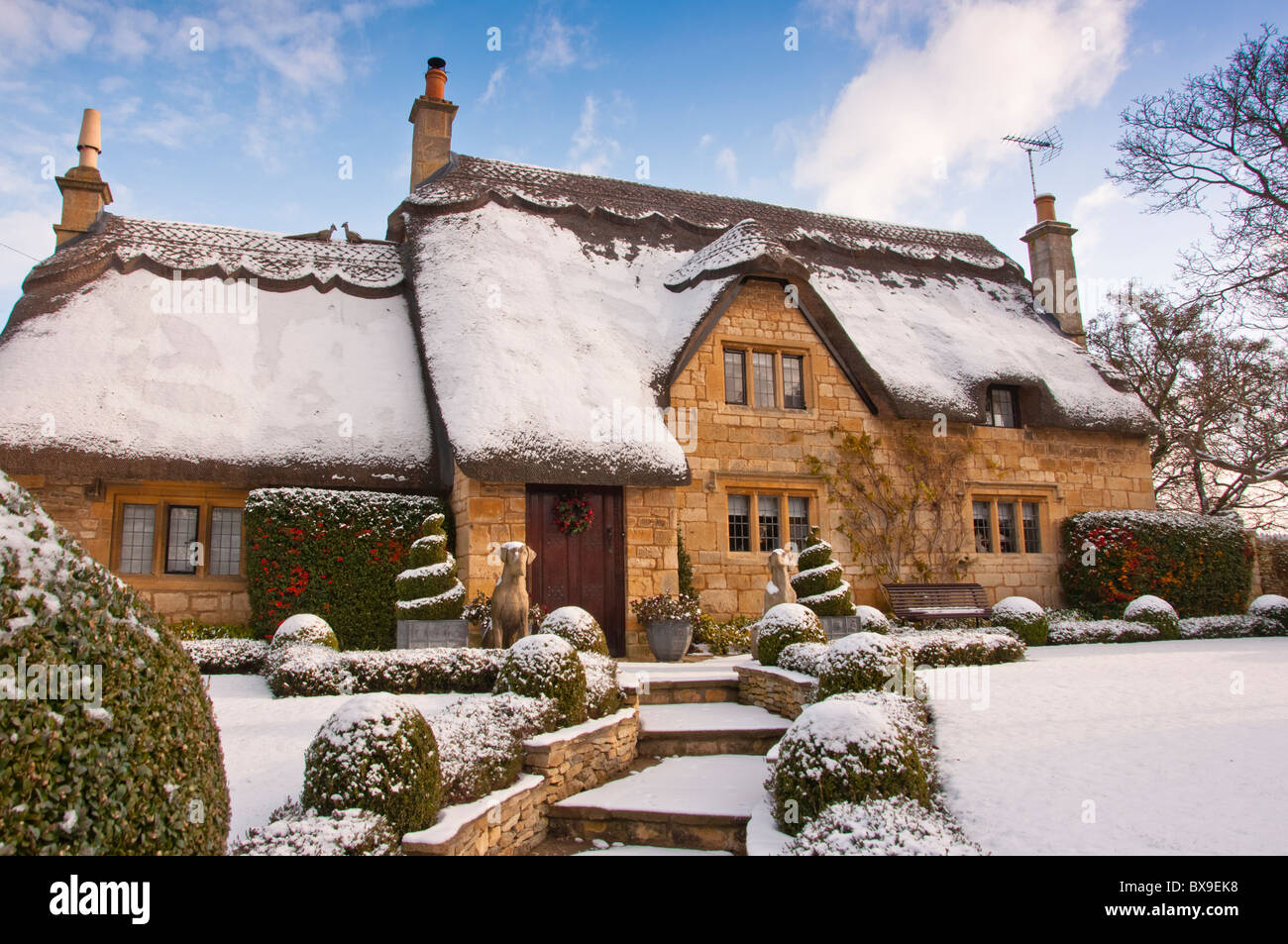 Un cottage con tetto di paglia coperto di neve sul bordo del villaggio Costwold di Chipping Campden. In Inghilterra. Foto Stock