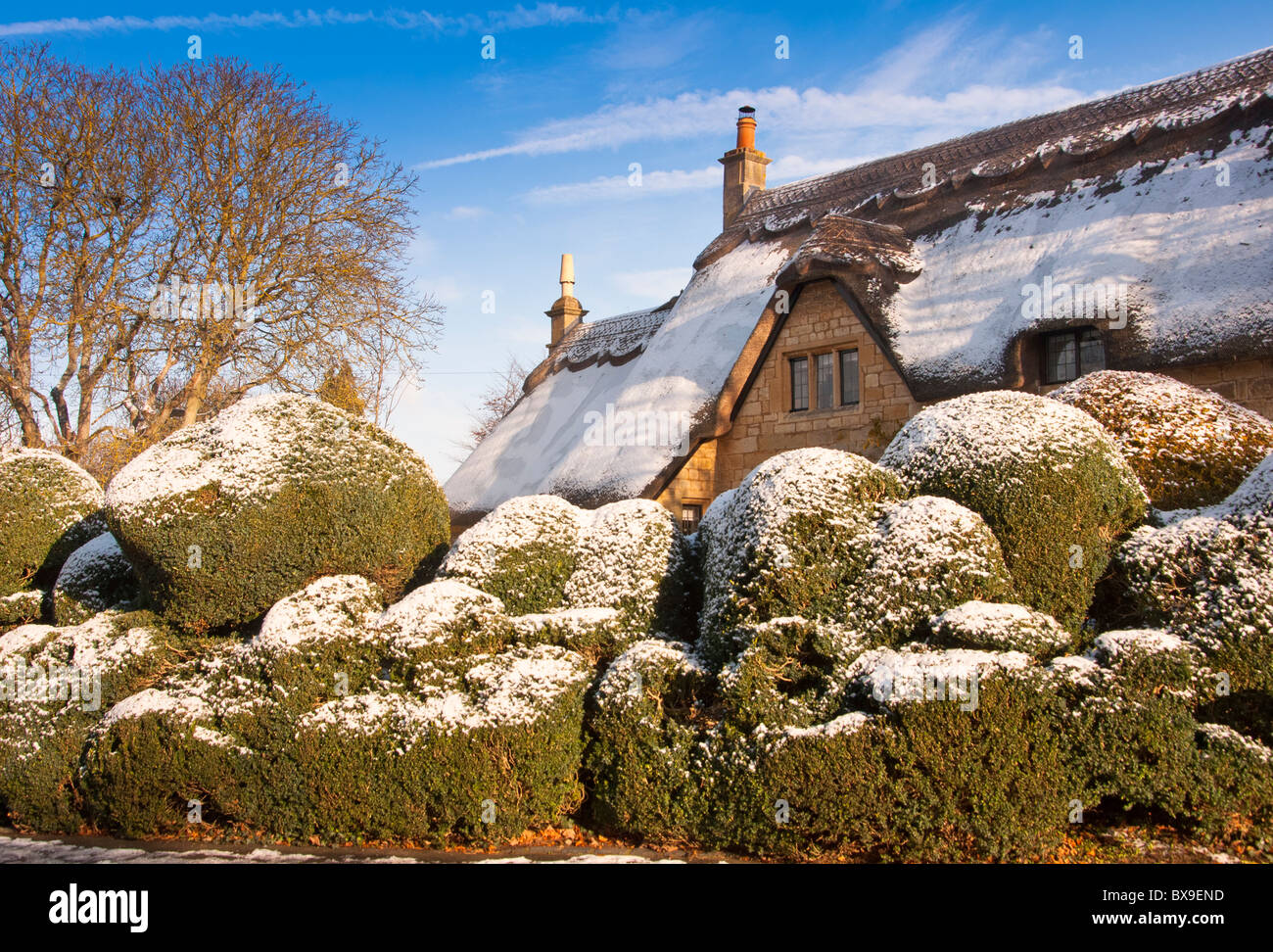 Un cottage con tetto di paglia coperto di neve sul bordo del villaggio Costwold di Chipping Campden. Inghilterra Foto Stock