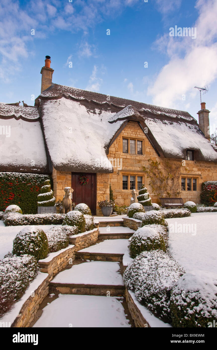 Un cottage con tetto di paglia coperto di neve sul bordo del villaggio Costwold di Chipping Campden. Inghilterra Foto Stock