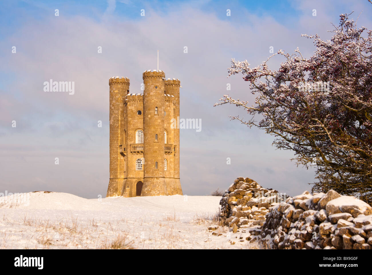Torre di Broadway in inverno la neve. in Cotswolds, nel Gloucestershire. Regno Unito Foto Stock