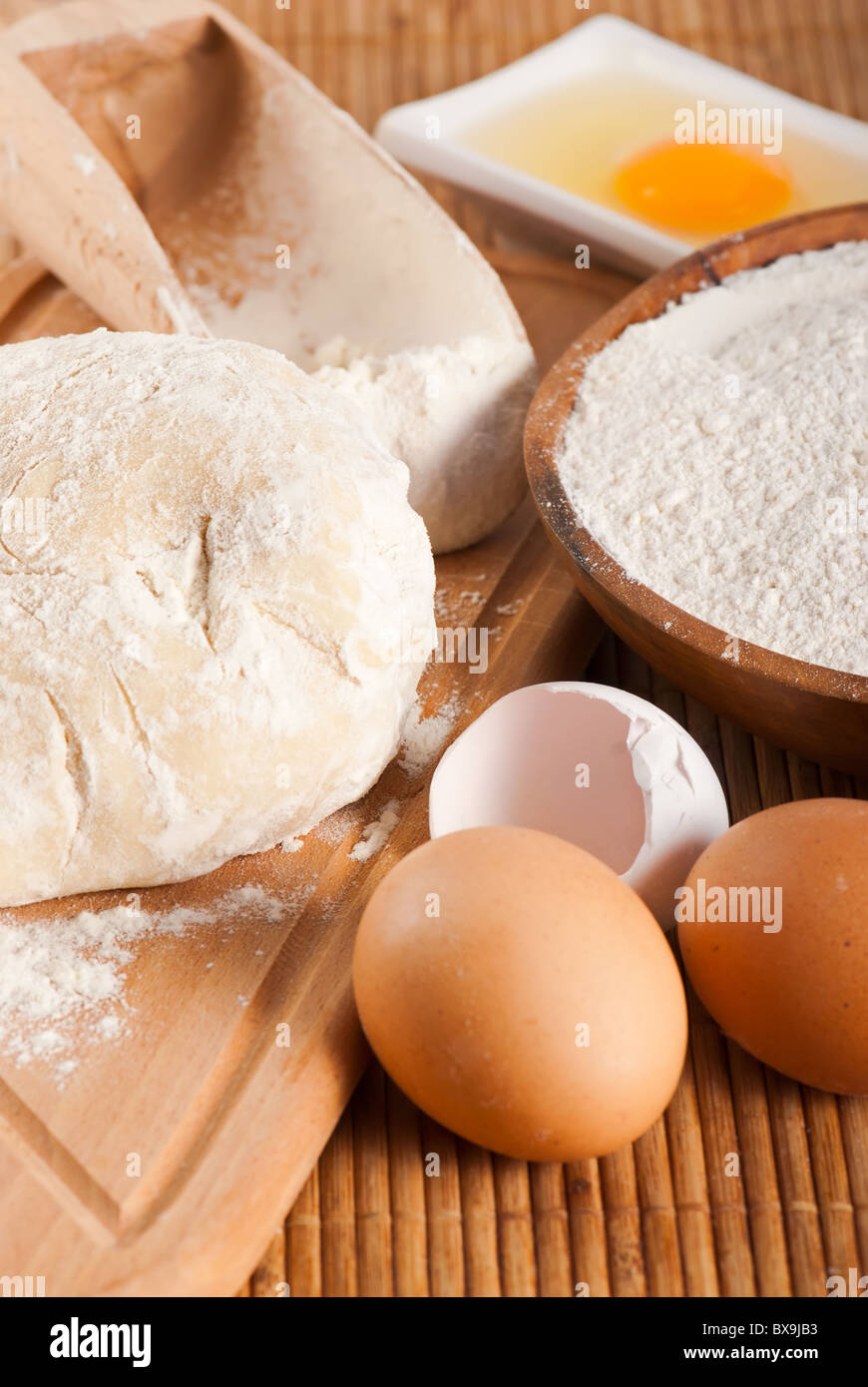 Farina, uova crude e la pasta per la produzione di pane Foto Stock