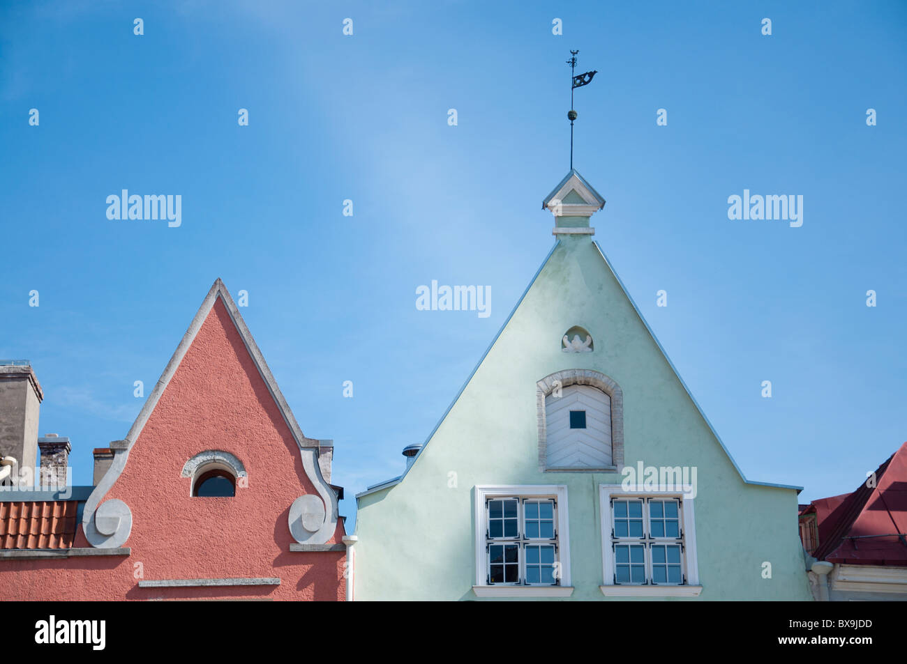 Una fotografia della Piazza del Municipio (Raekoja plats) nel cuore della Città Vecchia di Tallinn, Estonia. Foto Stock