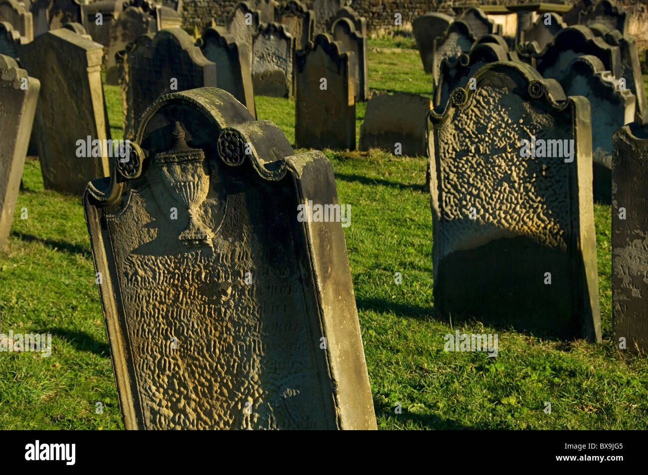 Primo piano di lapidi stagionato nel cimitero di St Mary East Cliff Whitby North Yorkshire Inghilterra Regno Unito GB Gran Bretagna Foto Stock