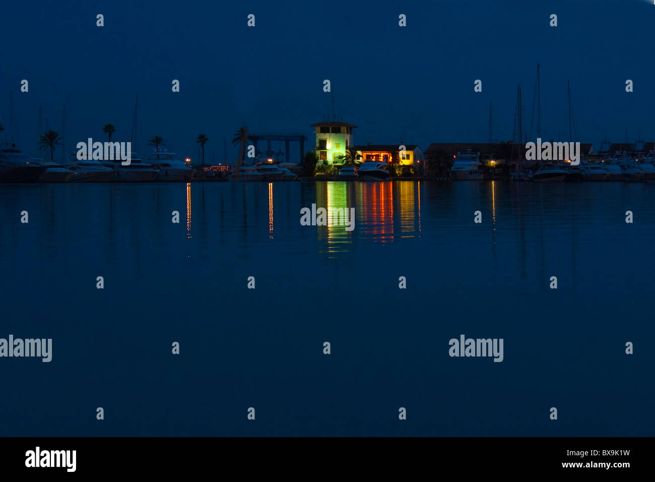 Alcudia marina di notte con riflessioni attraverso l'oceano Foto Stock