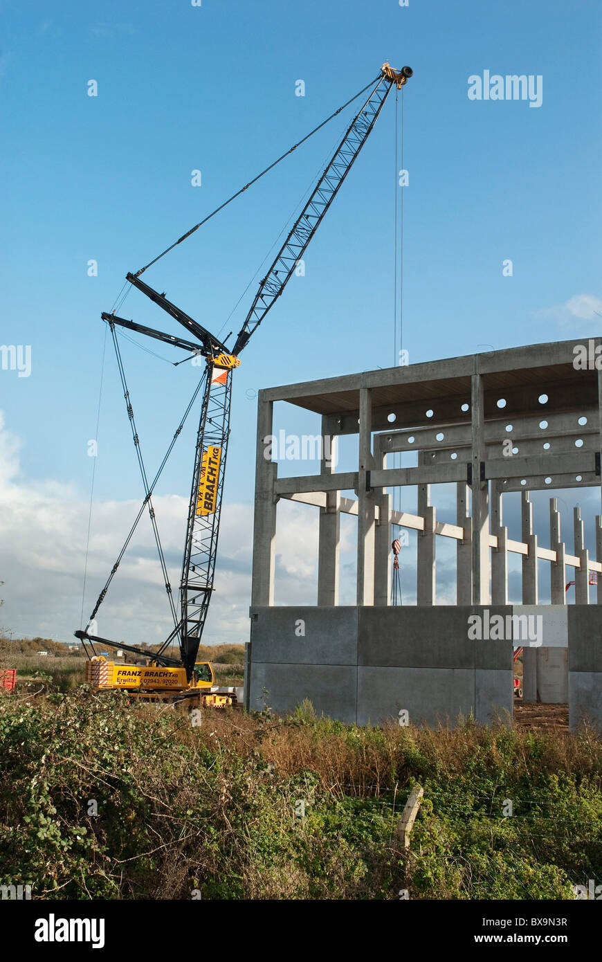 Ponteggio torre eretta sul sito di una carta impianto di riciclaggio durante la costruzione a Kings Lynn NORFOLK REGNO UNITO Foto Stock
