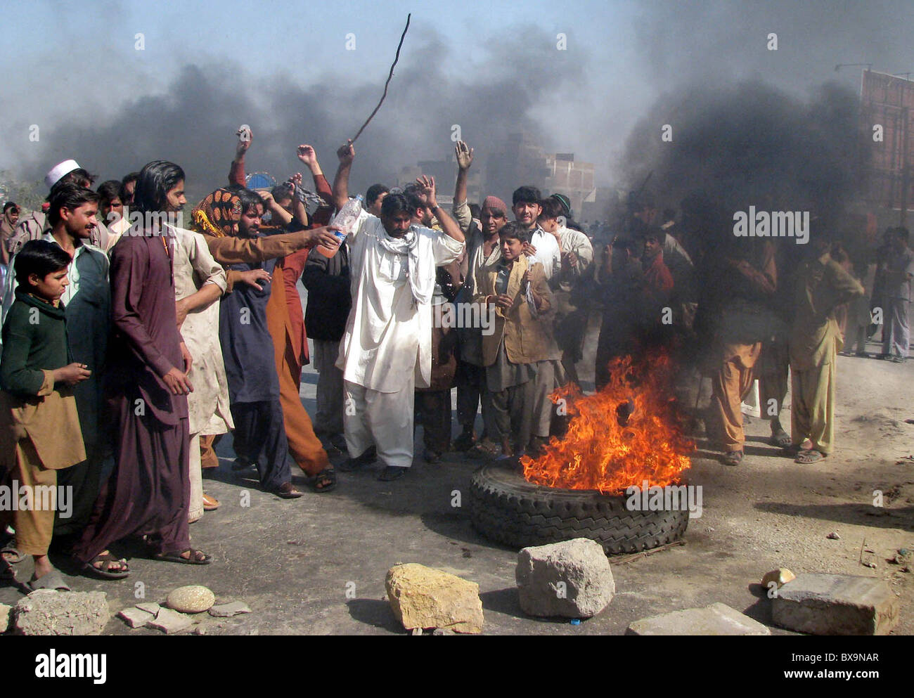 Gli attivisti del Sindh, pompe di benzina bruciano associazione delle gomme che stanno protestando contro i furti su pompe di benzina a livello nazionale ad alta Foto Stock