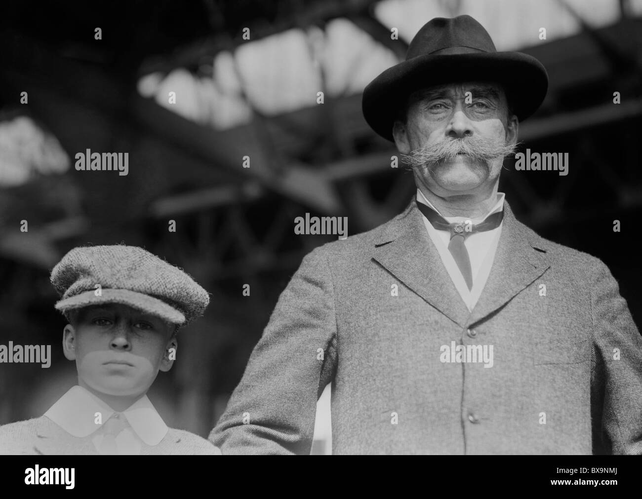 Foto d'epoca circa 1913 di Arctic explorer Robert Edwin Peary (1856 - 1920) e suo figlio Robert Jr (1903 - 1994). Foto Stock