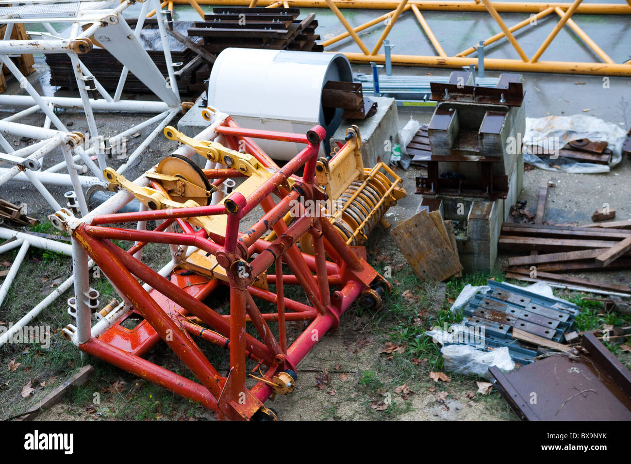 Ponte montante di moderna costruzione oltre il fiume Tevere Roma Italia grandi gru gru lavoro enorme progresso lavoro lavoratore Foto Stock