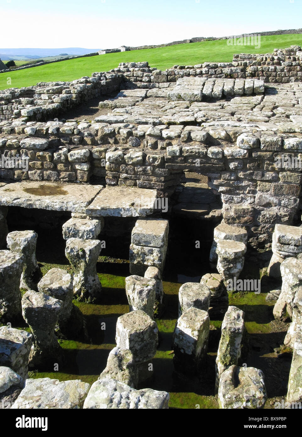 Sotto il sistema di riscaldamento a pavimento, housesteads roman fort, il vallo di Adriano, Northumberland, England, Regno Unito Foto Stock