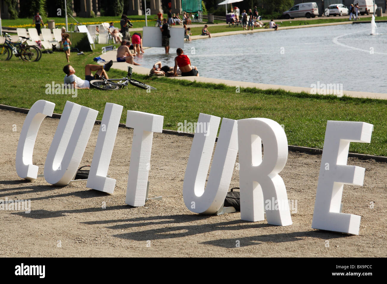 Artisti rendendo la frase "cultura europea" enunciato nel blocco bianco lettere. Foto Stock