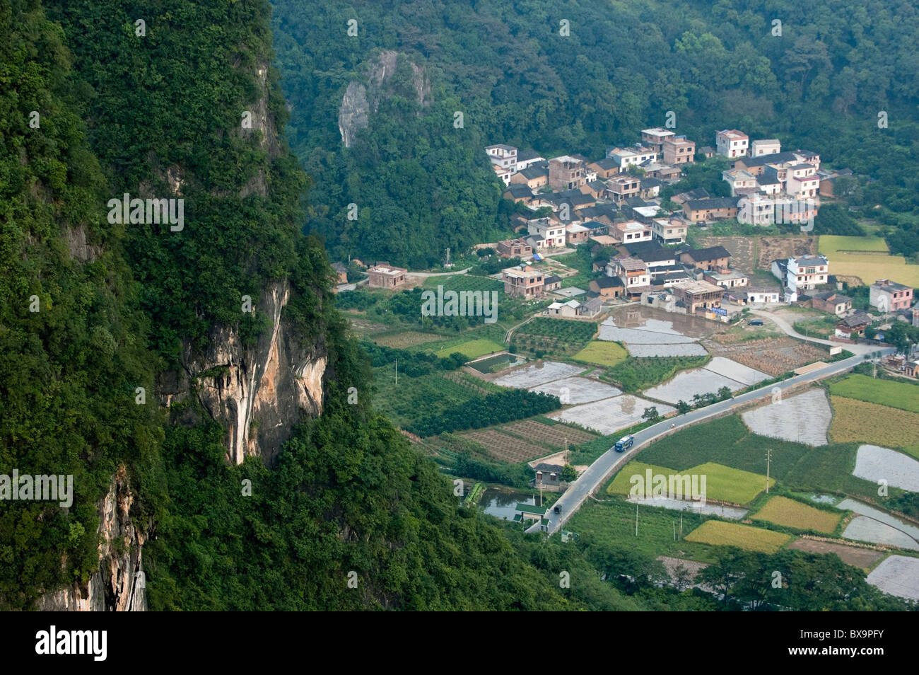 Villaggio e panorama visibile dalla cima della collina della luna, Guangxi, Cina. Foto Stock