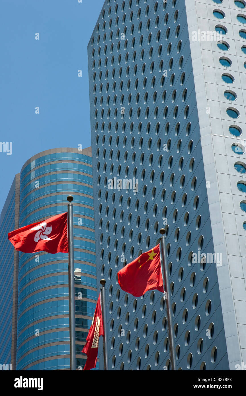 Cinese e Hong Kong district bandiere davanti a moderni grattacieli, Hong Kong, Cina. Foto Stock
