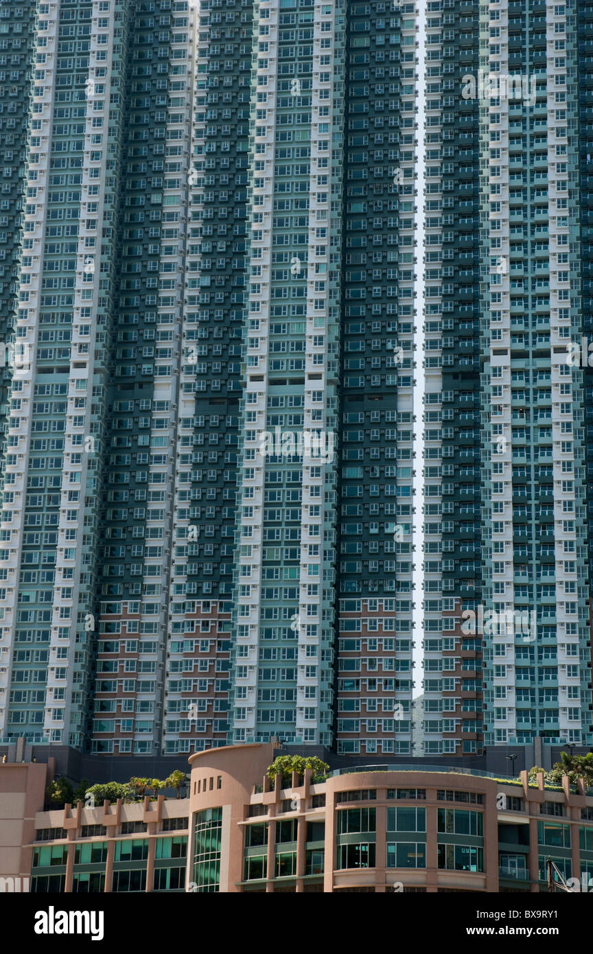 Finestre in un grattacielo ad Aberdeen, Hong Kong Island, sede di Hong Kong, Cina. Foto Stock