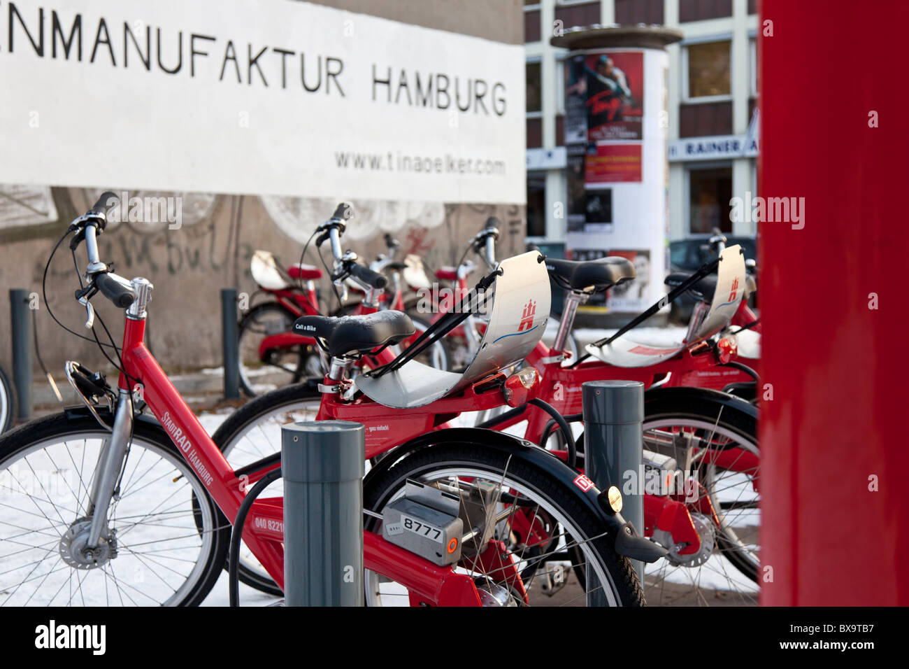 'Chiamata un moto' sorprendente rosso e argento biciclette disponibili per uso in Amburgo. Chiusura del motivo di Amburgo / log sul sedile. Foto Stock