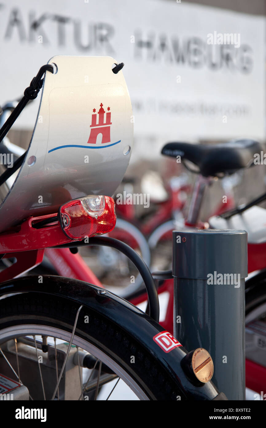 'Chiamata un moto' sorprendente rosso e argento biciclette disponibili per uso in Amburgo. Chiusura del motivo di Amburgo / log sul sedile. Foto Stock