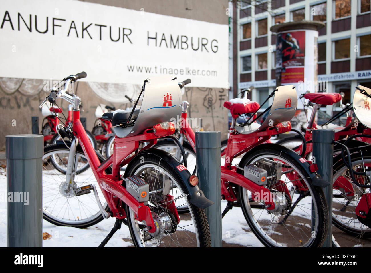 'Chiamata un moto' sorprendente rosso e argento biciclette disponibili per uso in Amburgo. Foto Stock