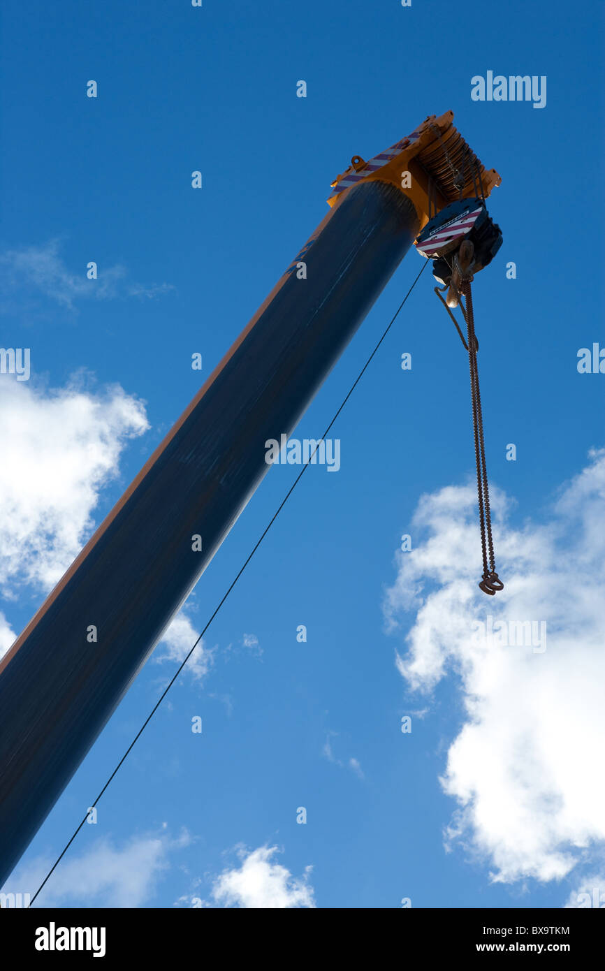Ponte montante di moderna costruzione oltre il fiume Tevere Roma Italia grandi gru gru lavoro enorme progresso lavoro lavoratore Foto Stock