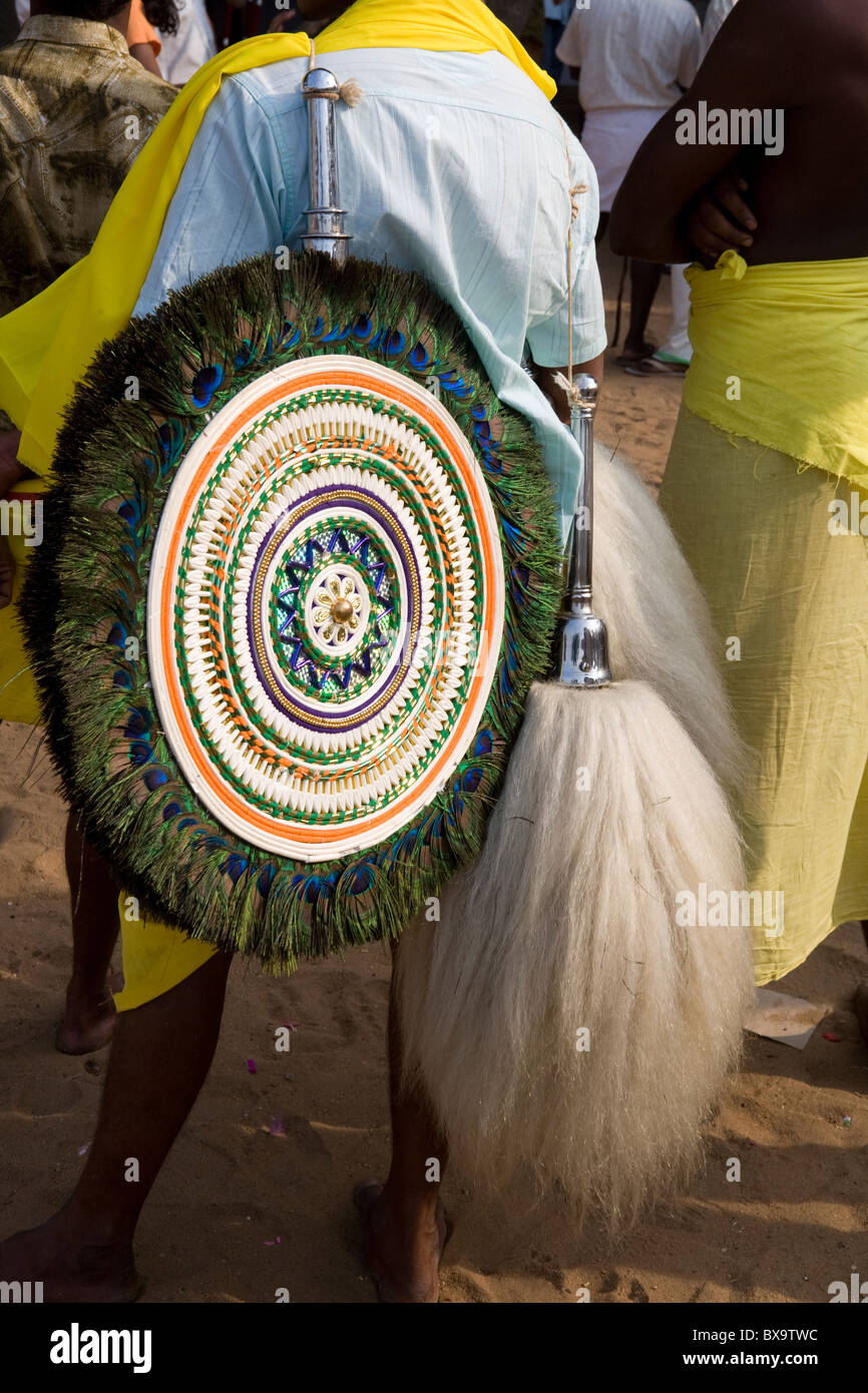 Elephant festival con ciuffi bianchi (venchamaram) e peacock feather fan (aalavattom) Foto Stock