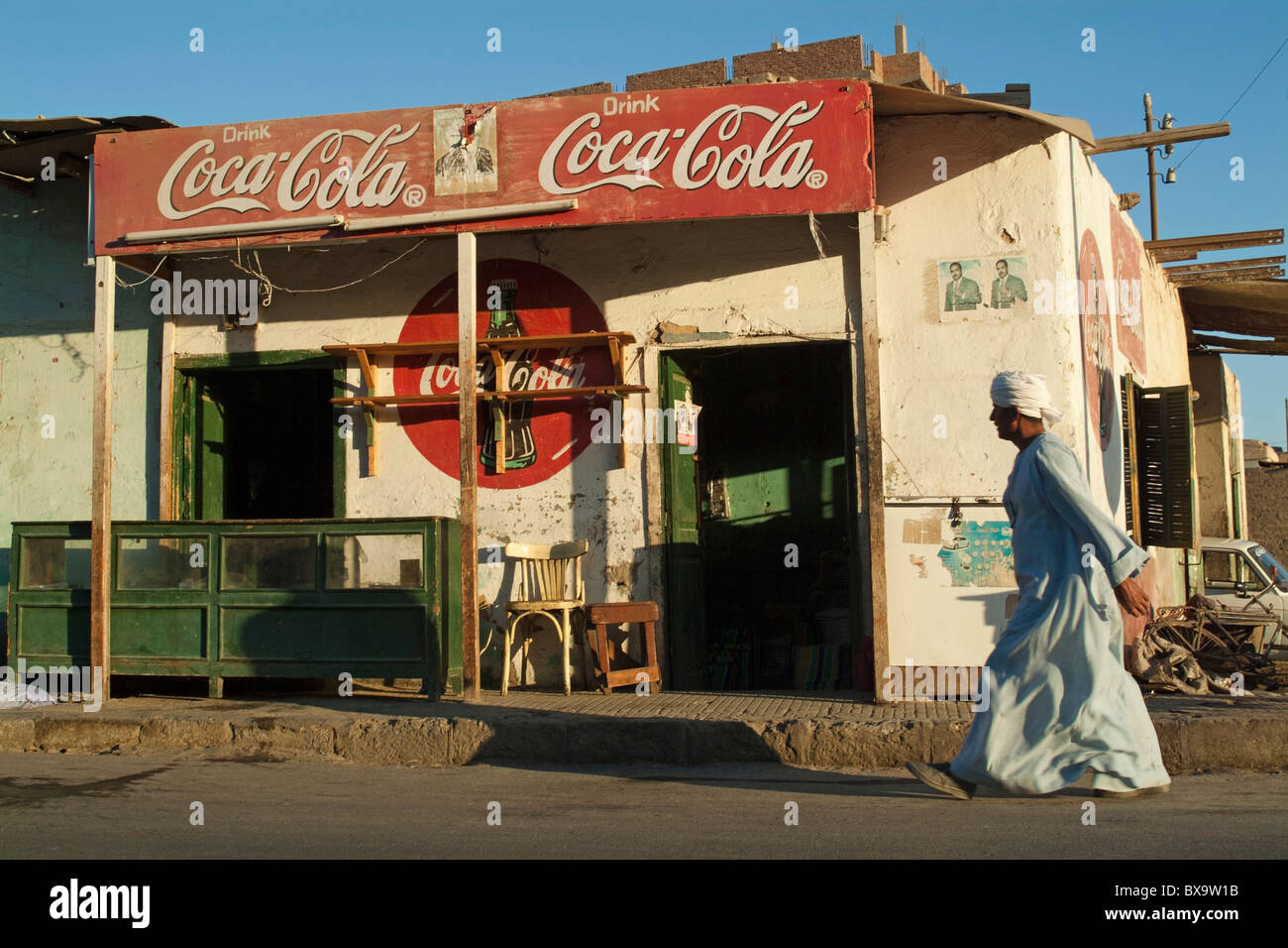 L'uomo cammina da un cafe in villaggio Quoseir, Mar Rosso, Egitto. Foto Stock