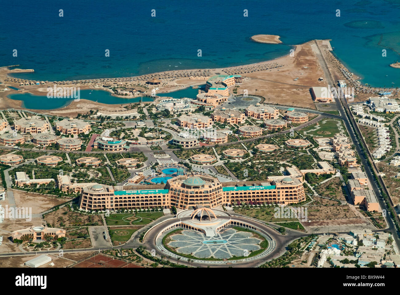 Vista della costiera alberghi di lusso resort di Hurghada, Mar Rosso, Egitto - vista aerea del club Golden 5 star hotel e resort Foto Stock