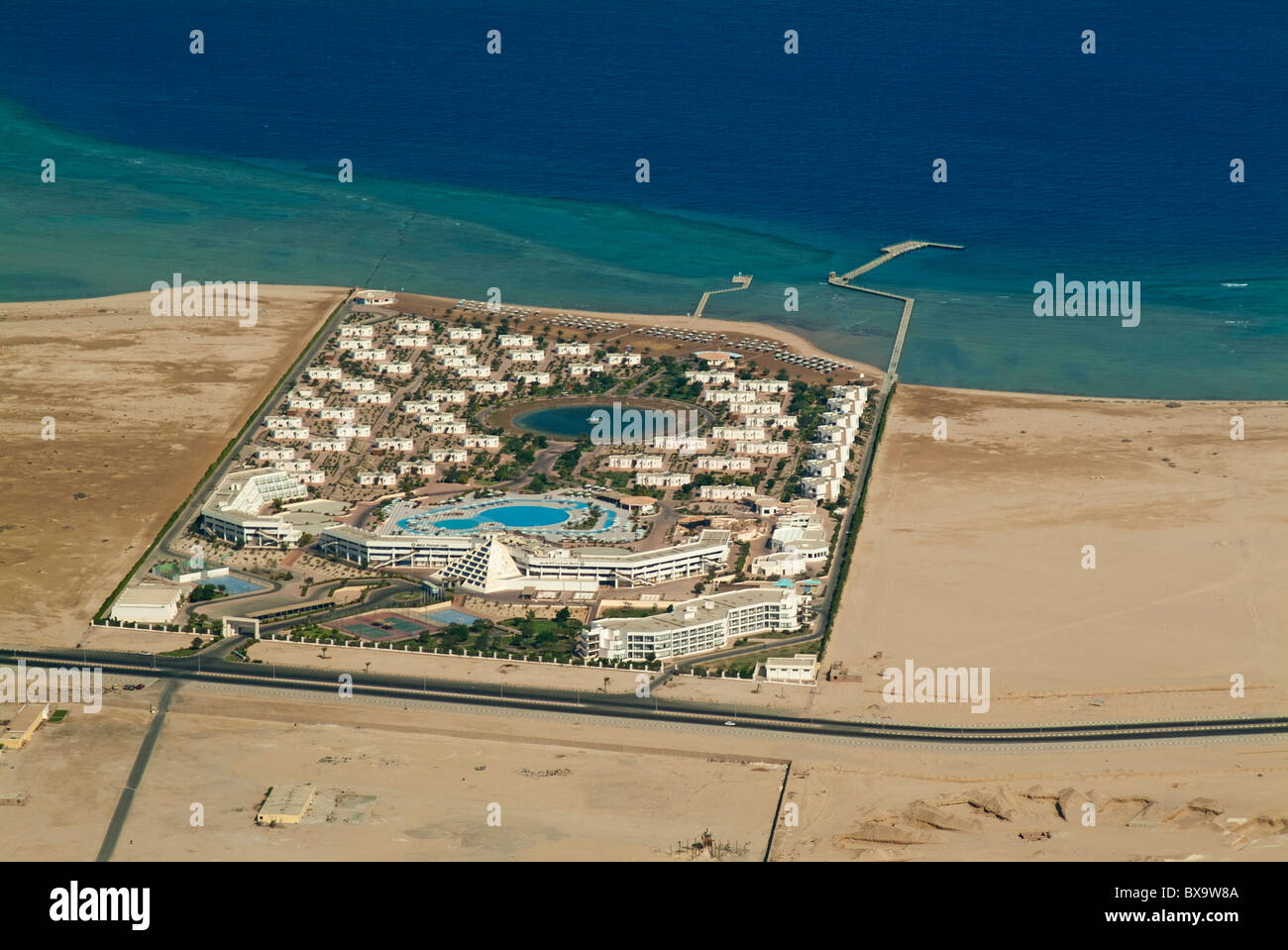 Leggi vacanza mare resort vista aerea - Vista delle località costiere e il deserto circostante, Hurghada, Mar Rosso, Egitto. Foto Stock
