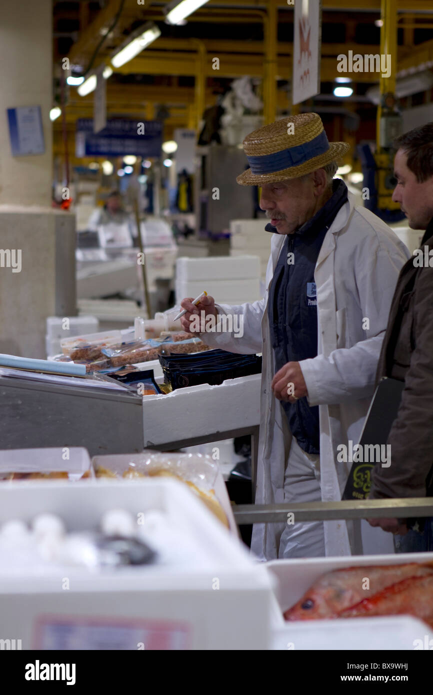 Roger Barton pescivendolo,Mercato del Pesce di Billingsgate,Londra,Inghilterra Foto Stock