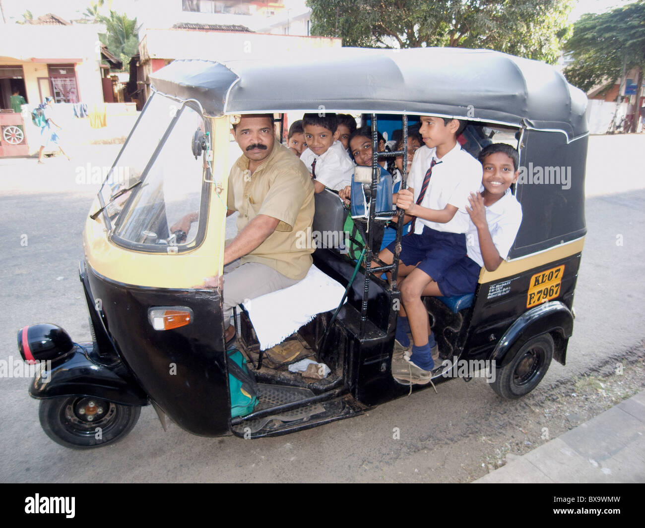 La scuola dei bambini Cochin in auto rickshaw Foto Stock