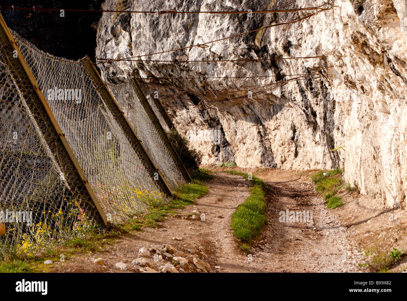 Strada di montagna con tappi di metallo anti caduta di sassi Foto stock -  Alamy