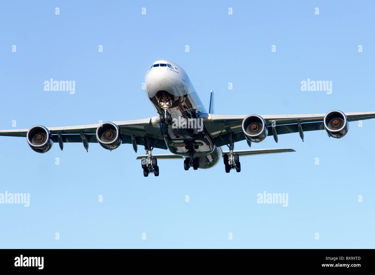 Airbus A340 azionato da Arik Air sulla rotta di avvicinamento per l'atterraggio all'Aeroporto di Londra Heathrow Foto Stock