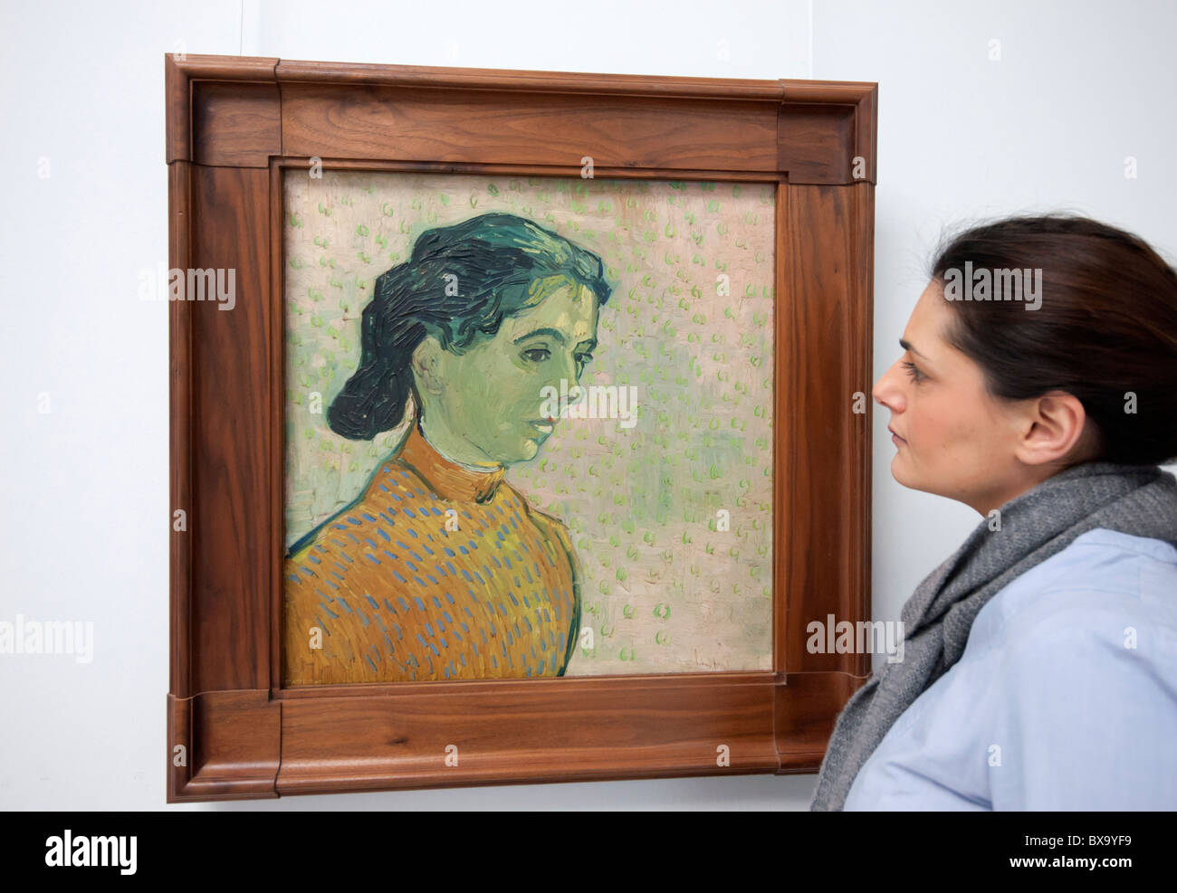 Donna che guarda la pittura Ritratto di una giovane donna di Vincent van Gogh al museo Kroller-Muller nei Paesi Bassi Foto Stock