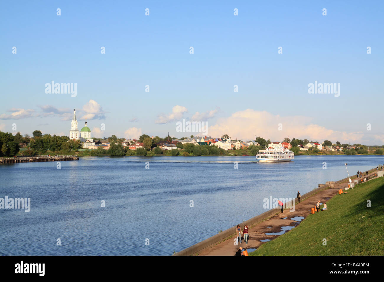 Barca a motore sul fiume Foto Stock