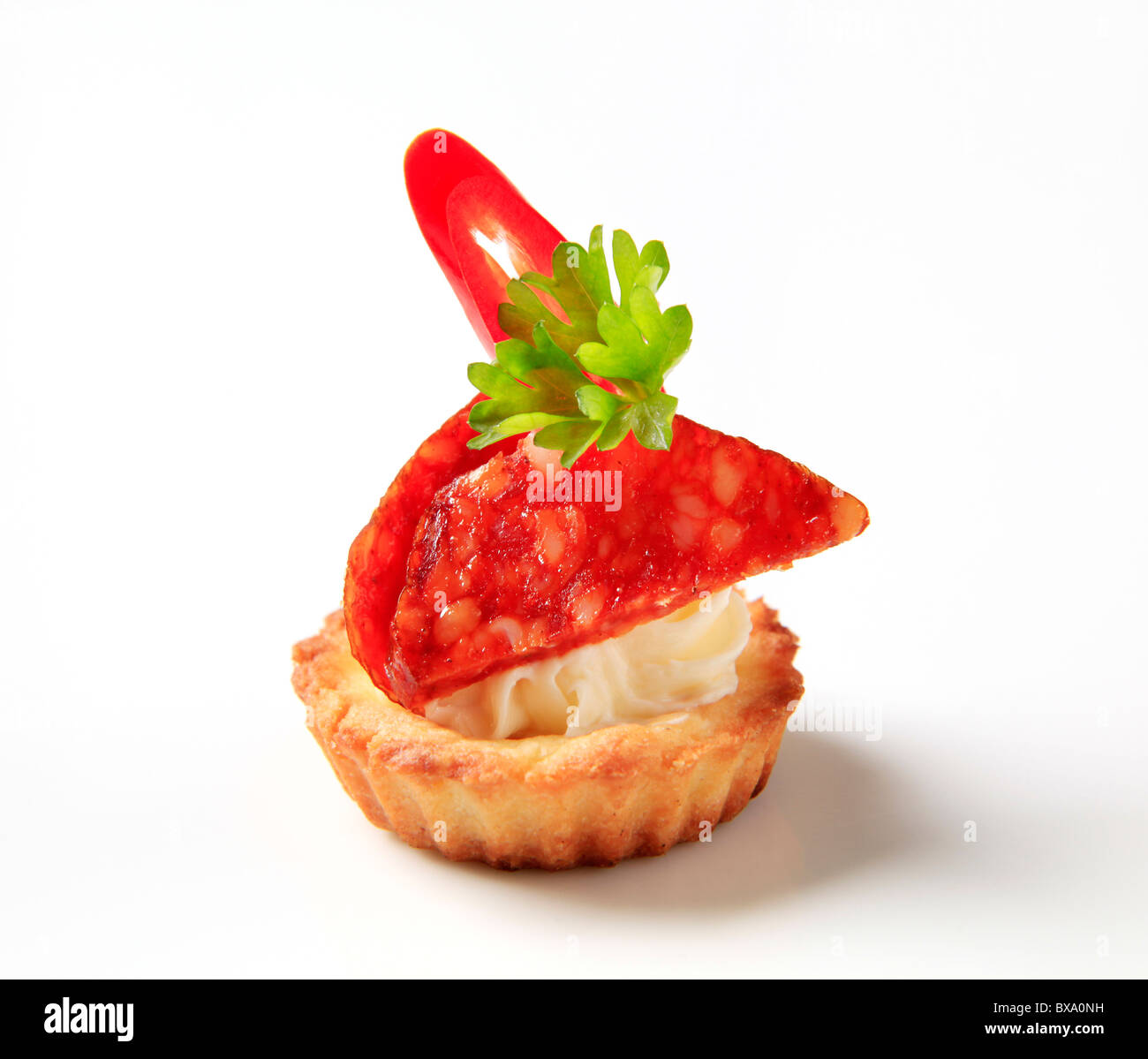 Tartlet guscio riempito con formaggio e salame Foto Stock