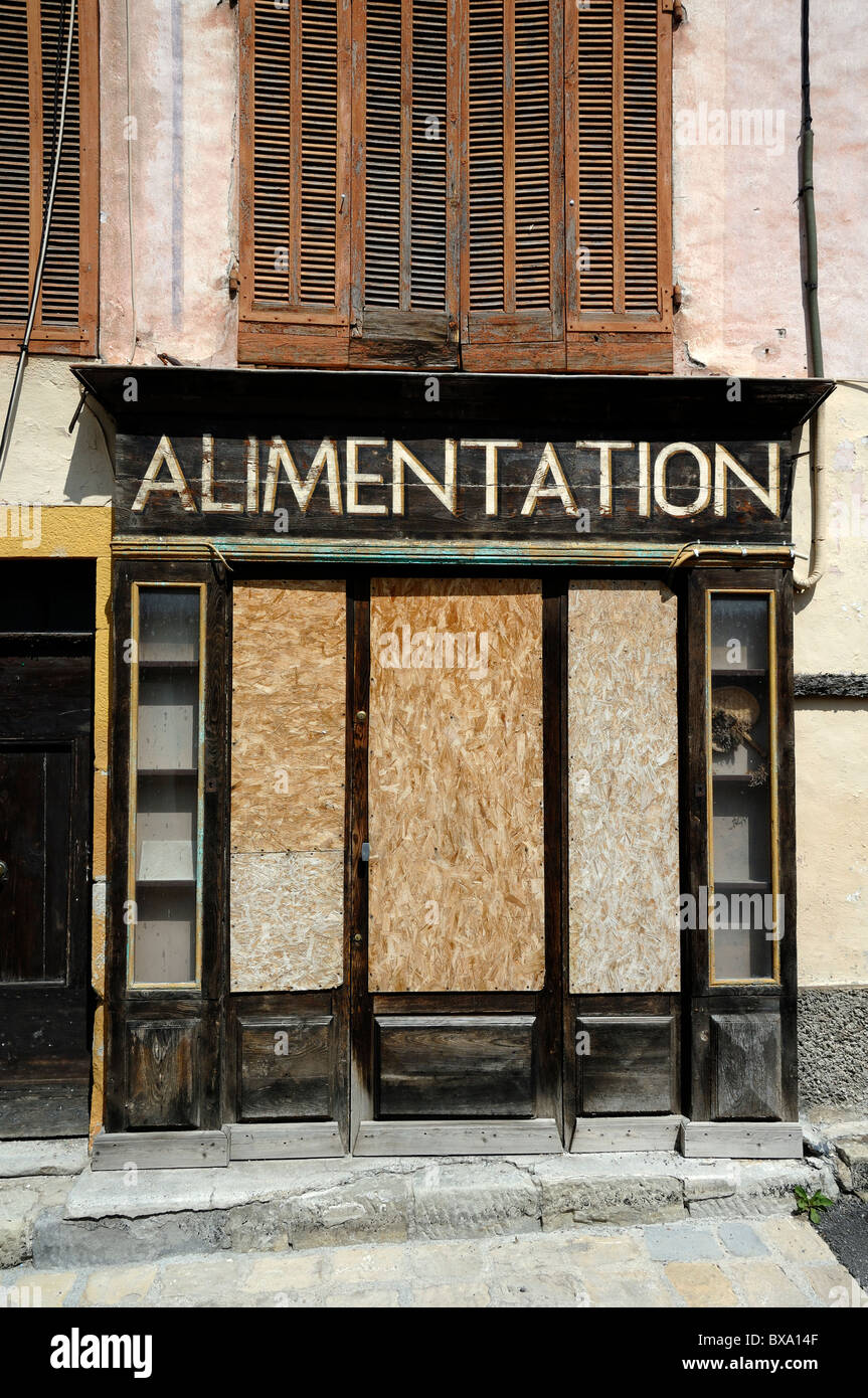 Boarded-Up chiuso negozio di paese, Generale o Corner Store, alimentazione, Beauvezer, Alpes-de-Haute-Provence, Provenza, Francia Foto Stock