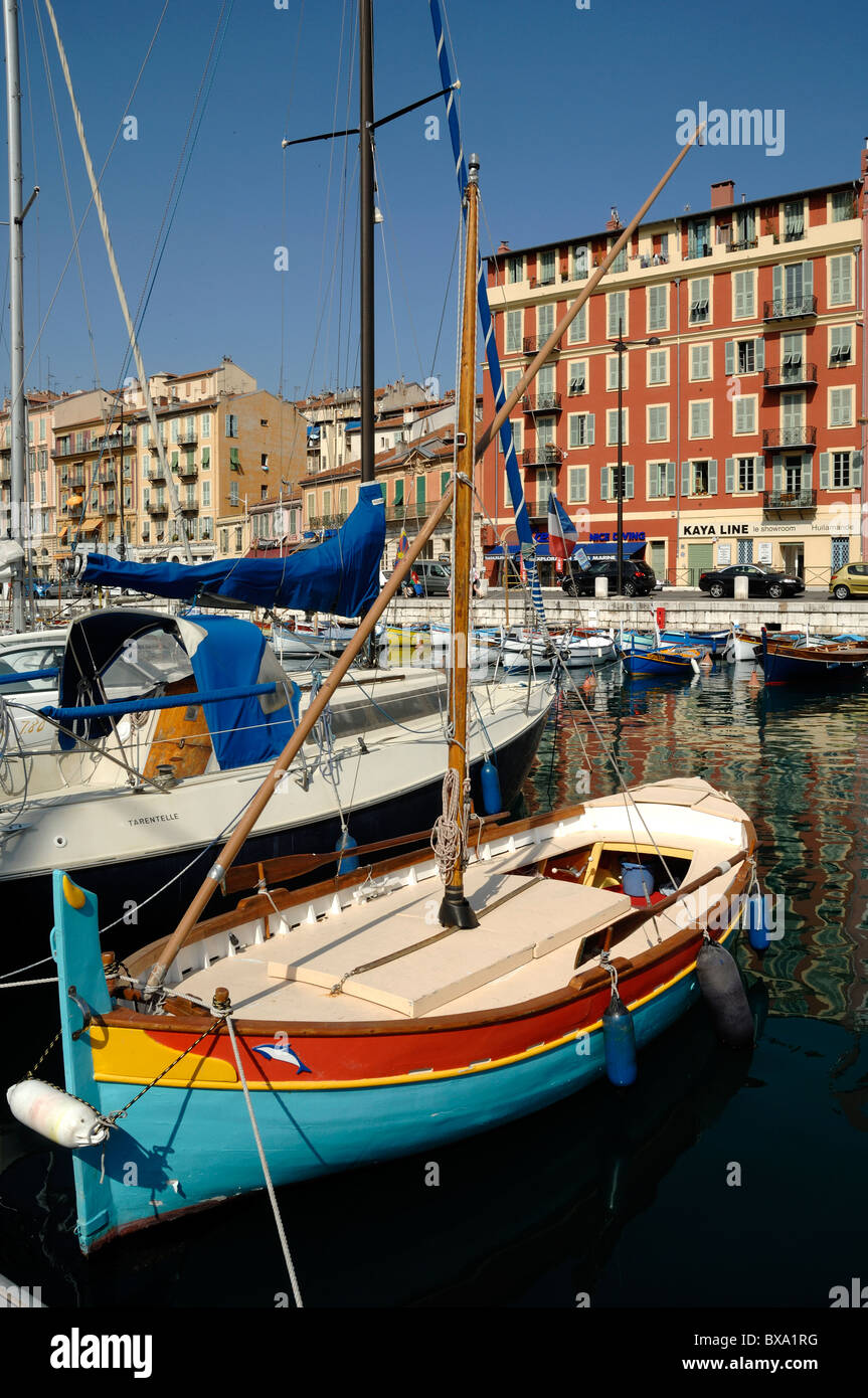 Lungomare con colorata barca da pesca nel porto vecchio, Marina, Porto o Porto, Nizza, Alpi Marittime, Côte-d'Azur, Francia Foto Stock