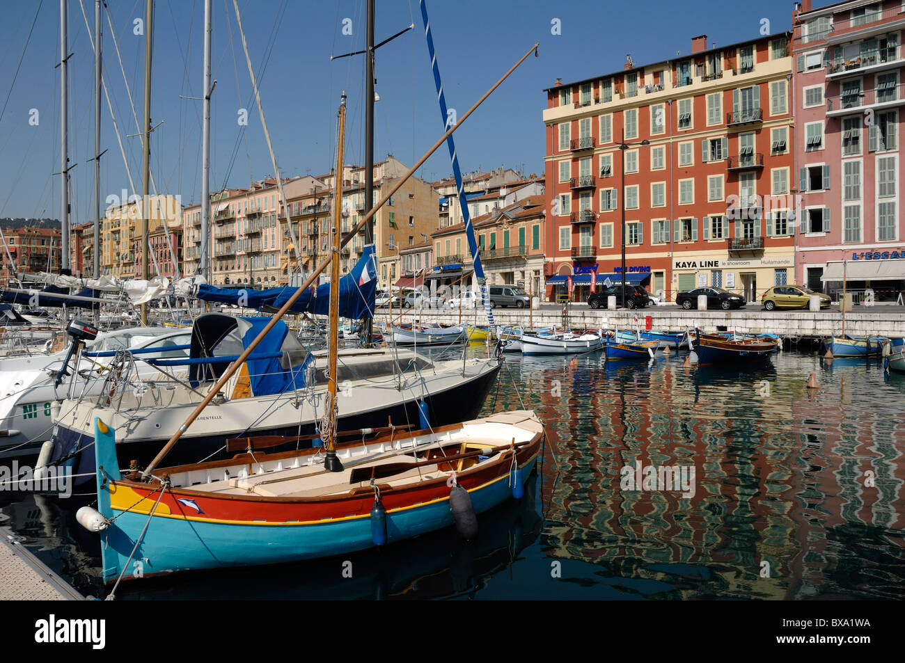 Il porto vecchio, Quaiside, sul porto o sul porto e dipinto Barche da pesca, Nizza Côte d'Azur, in Francia Foto Stock