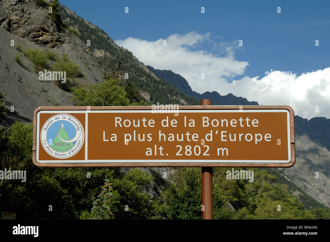 Cartello stradale Route de la Bonette, strada più alti in Europa, il Parco Nazionale del Mercantour nel Sud delle Alpi Francesi, Provenza, Francia Foto Stock