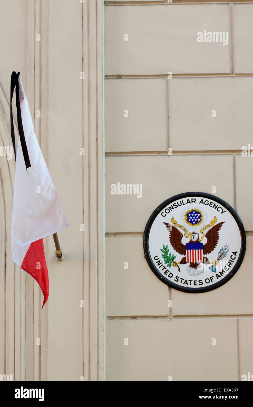 Bandiera polacca con un nastro di lutto appeso al consolato americano a Poznan, Polonia Foto Stock