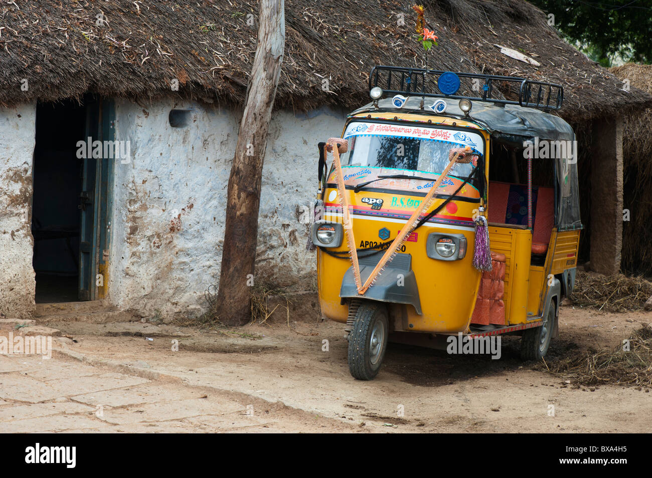 In rickshaw indiano al di fuori di un villaggio rurale casa. Andhra Pradesh, India Foto Stock
