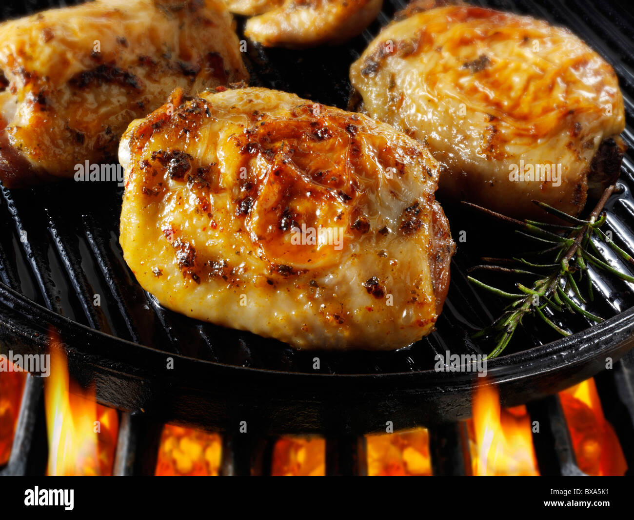 Cosce di pollo cottura su un barbecue. Cibo foto, foto e immagini. Foto Stock