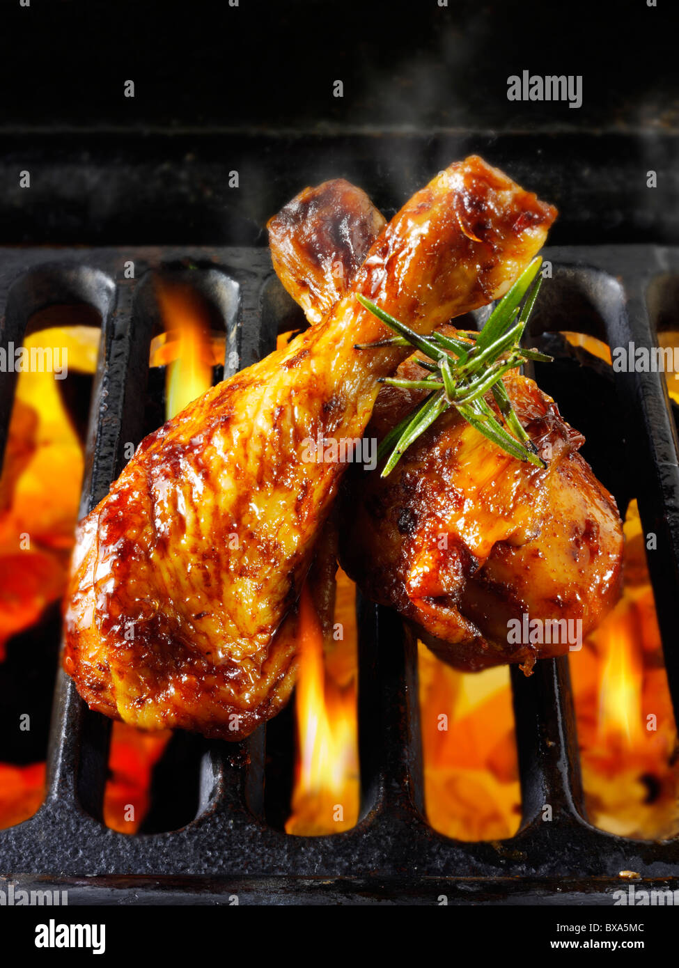 Barbecue di cosce di pollo cottura su un barbecue. Cibo foto, foto e immagini. Foto Stock