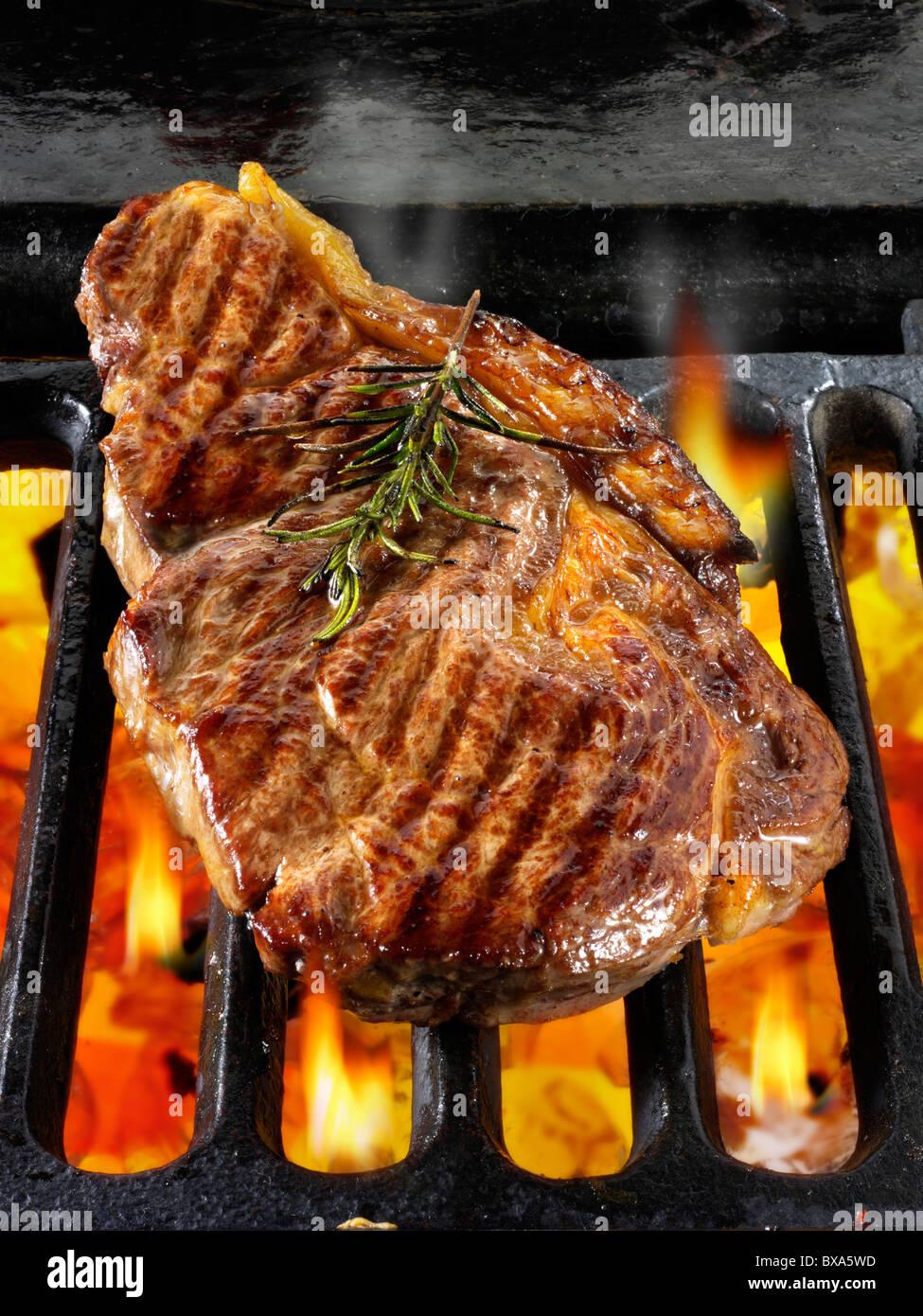 La lombata bistecche di manzo cucinati su un barbecue. Alimenti a base di carne le foto, foto e immagini. Foto Stock