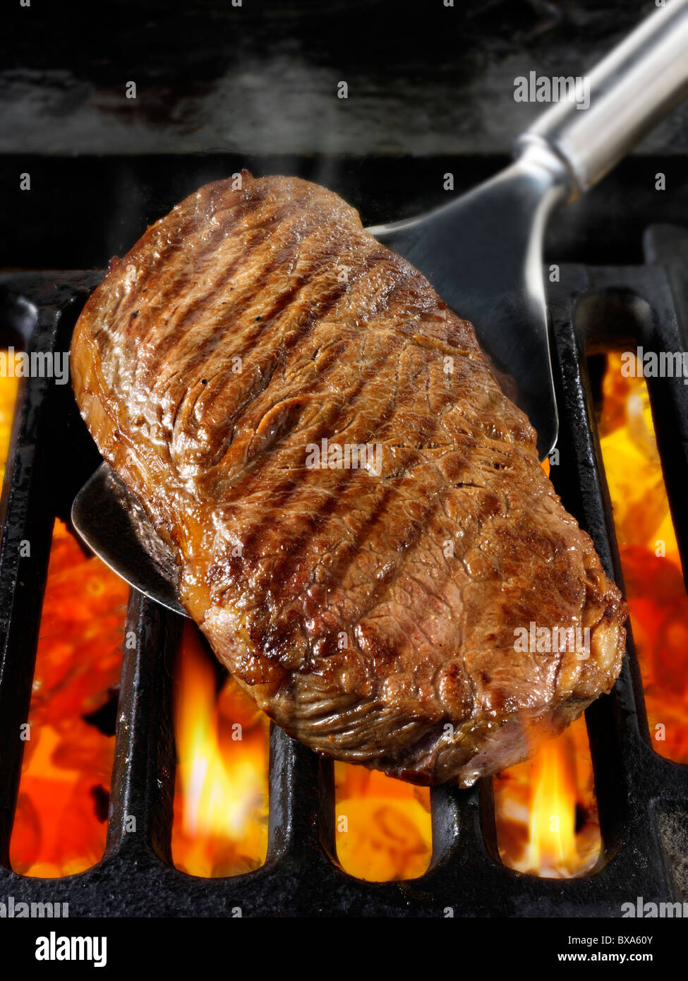 La lombata bistecche di manzo cucinati su un barbecue. Alimenti a base di carne le foto, foto e immagini. Foto Stock