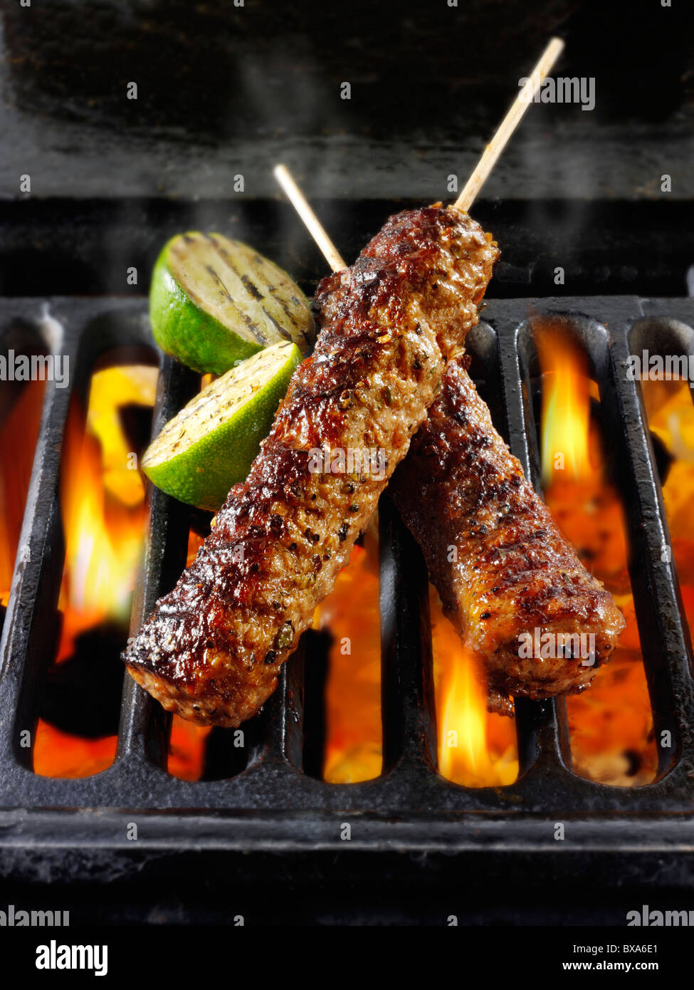 Spiedini cucinati su carbone caldo. Cibo foto, foto e immagini. Foto Stock